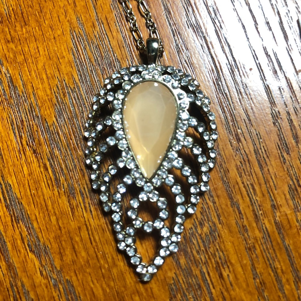 Rhinestone Feather Pendant Necklace with Peach Stone